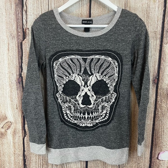 WET SEAL SKULL EMBROIDERY/APPLIQUE SWEATSHIRT - Picture 1 of 5